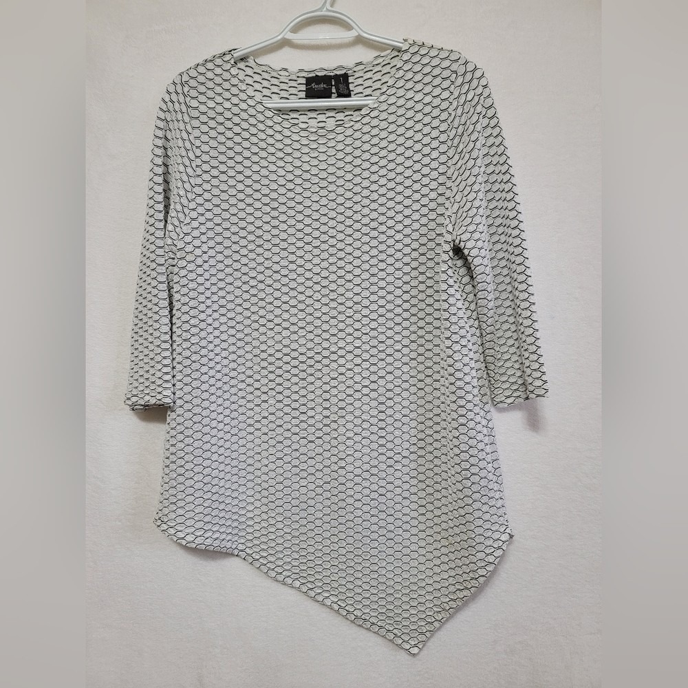 Chico's Travelers Asymmetric Hem 3/4 Sleeve Top White Black Textured Size 1 M 8